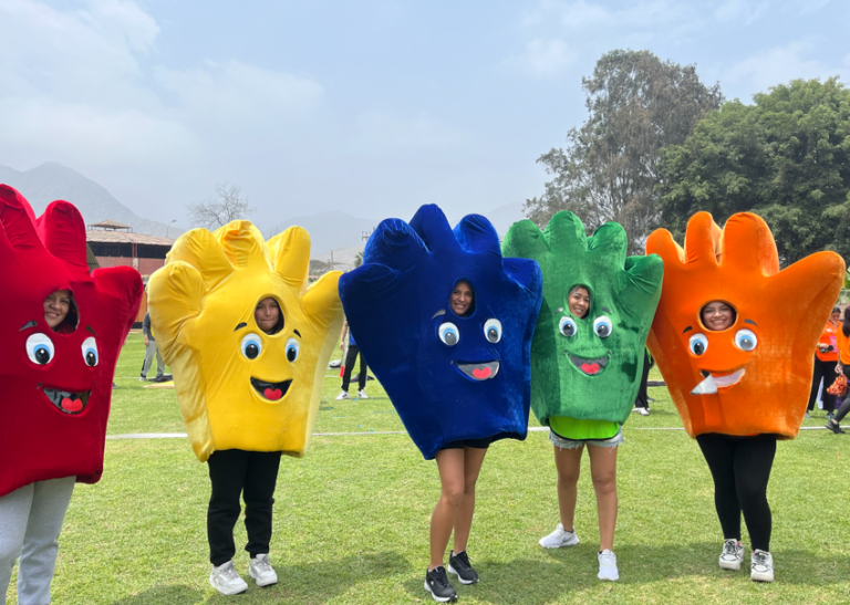 Gymkana Corporativa con Manotas Gigantes de Colores