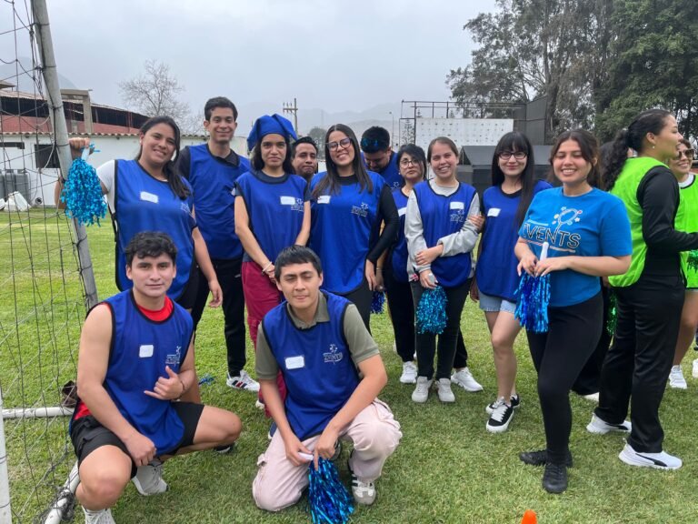 Activación Corporativa: Decoración Personalizada con Globos y Letrero