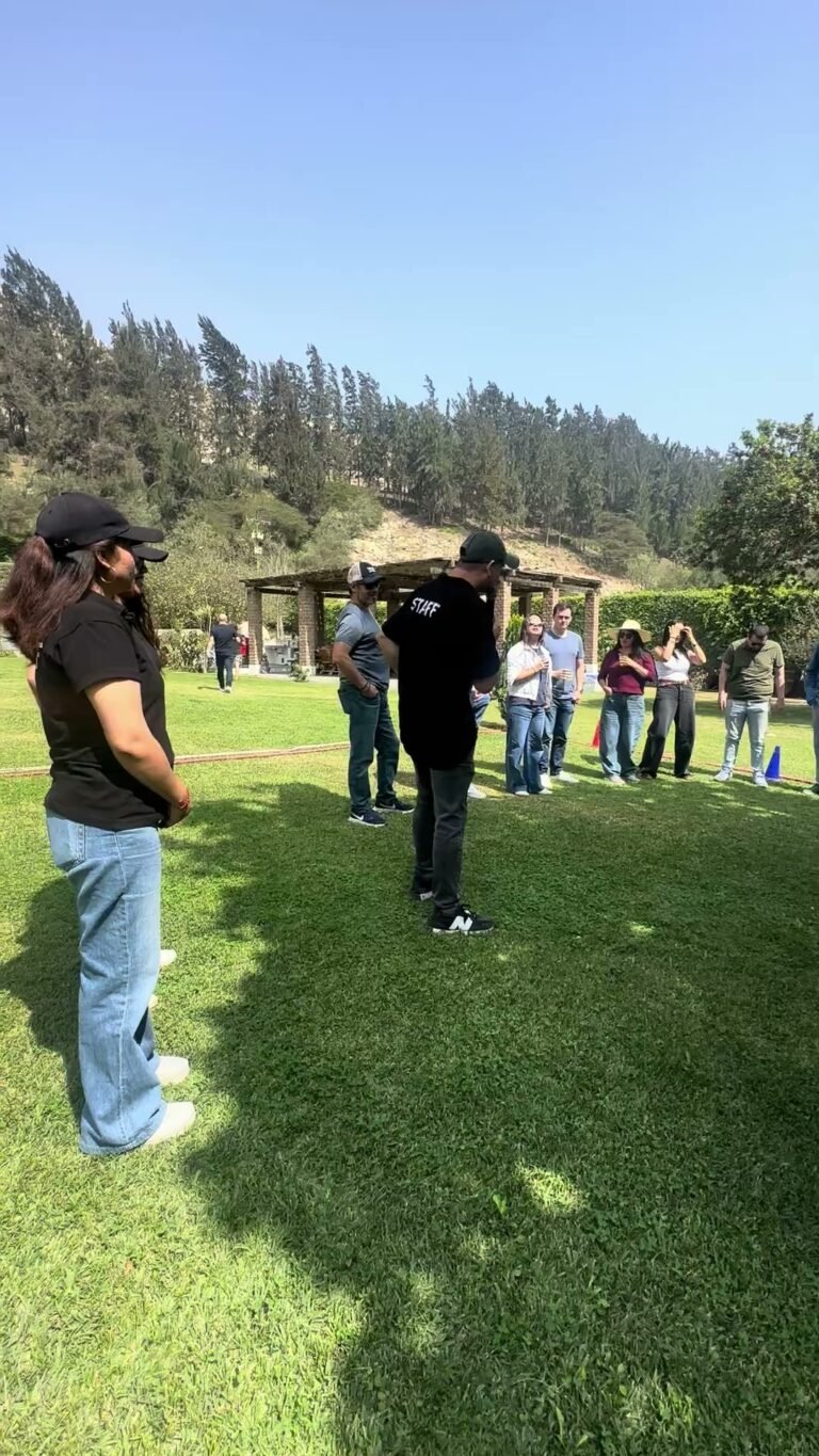 Equipo de empresa en una dinámica de trabajo en equipo al aire libre durante un Full Day en Lima