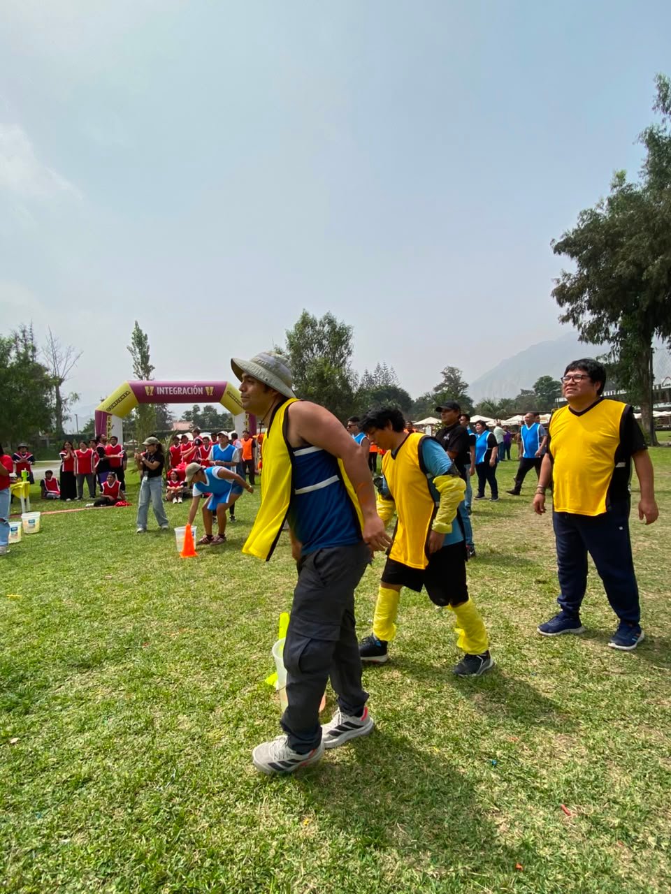 Colaboradores compitiendo en una carrera deportiva por equipos en un Full Day en Lima