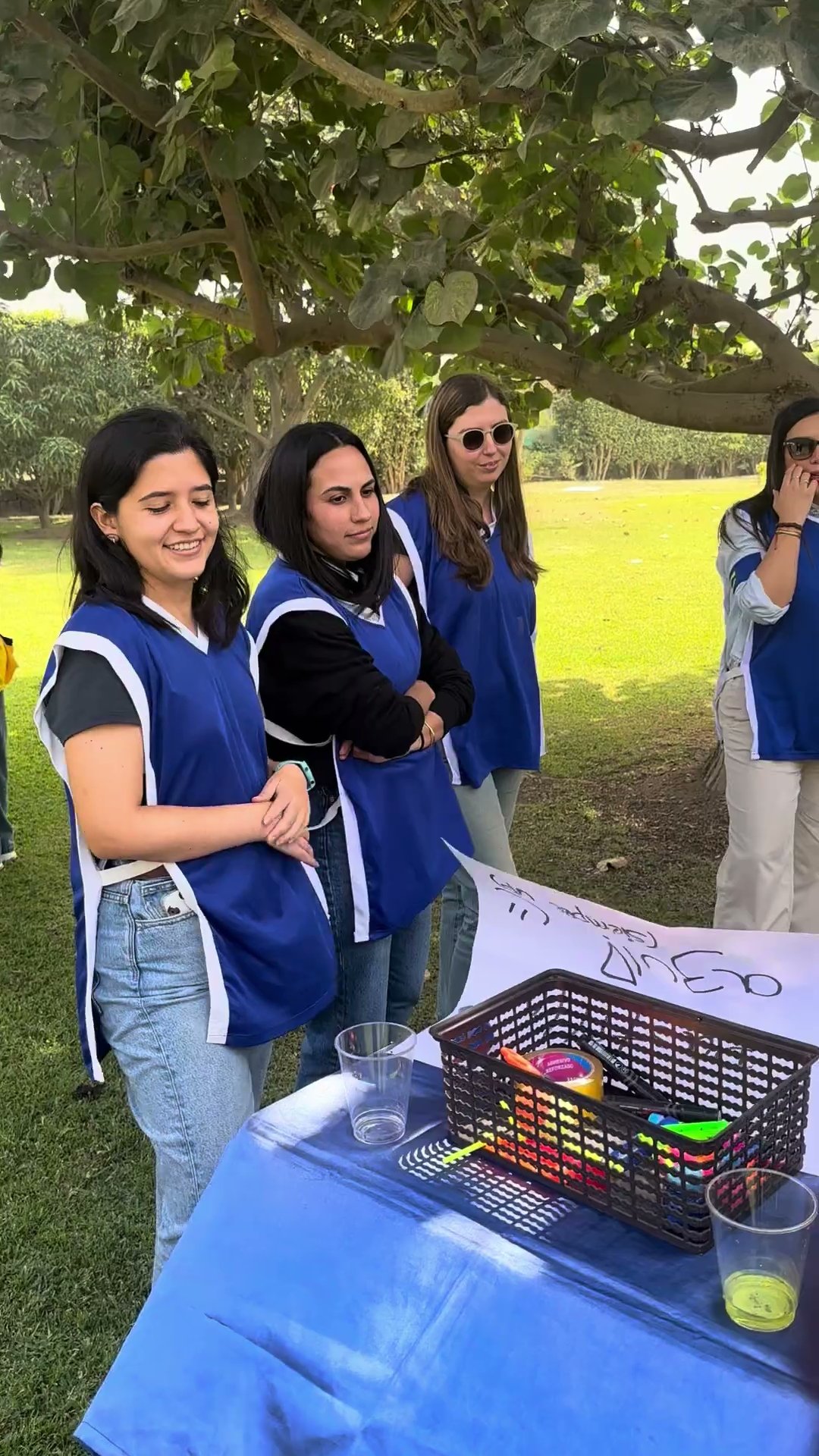 Colaboradoras en una estación de destreza y precisión durante un <a href=
