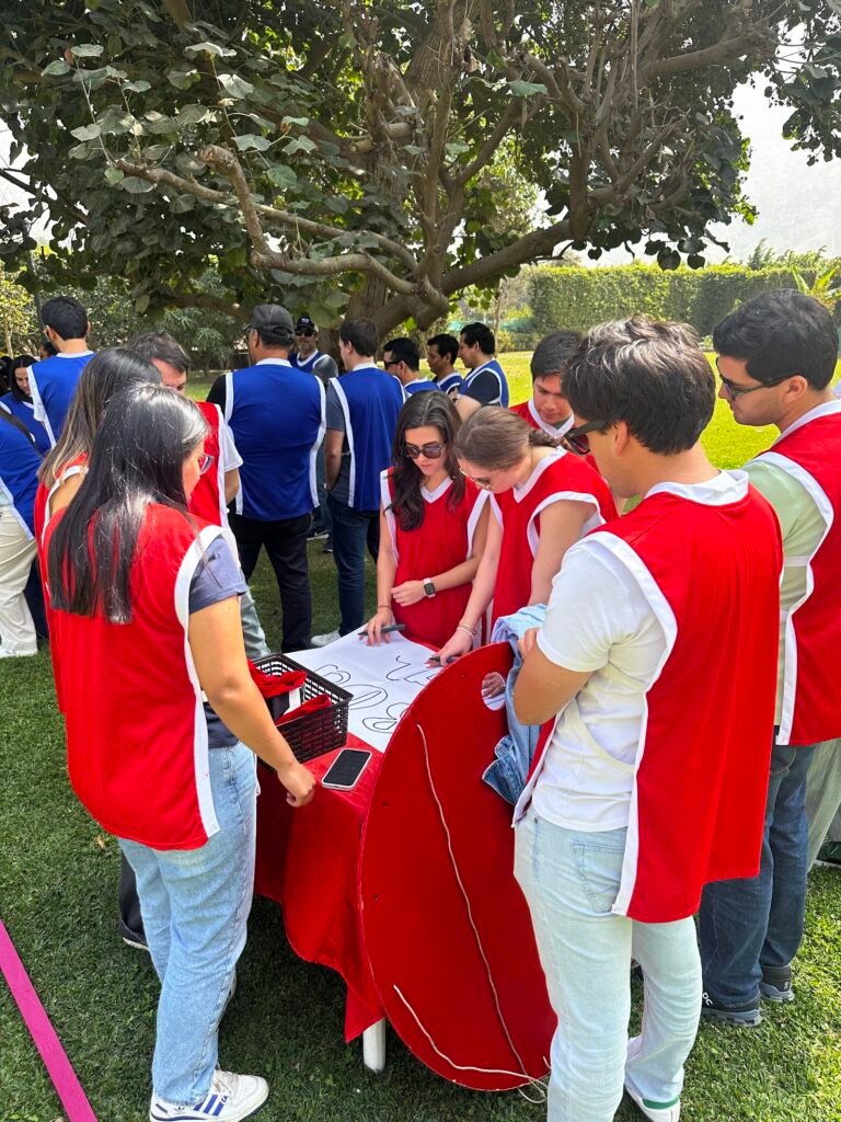 Equipo de empresa resolviendo un reto de estrategia en una gymkana corporativa en Lima