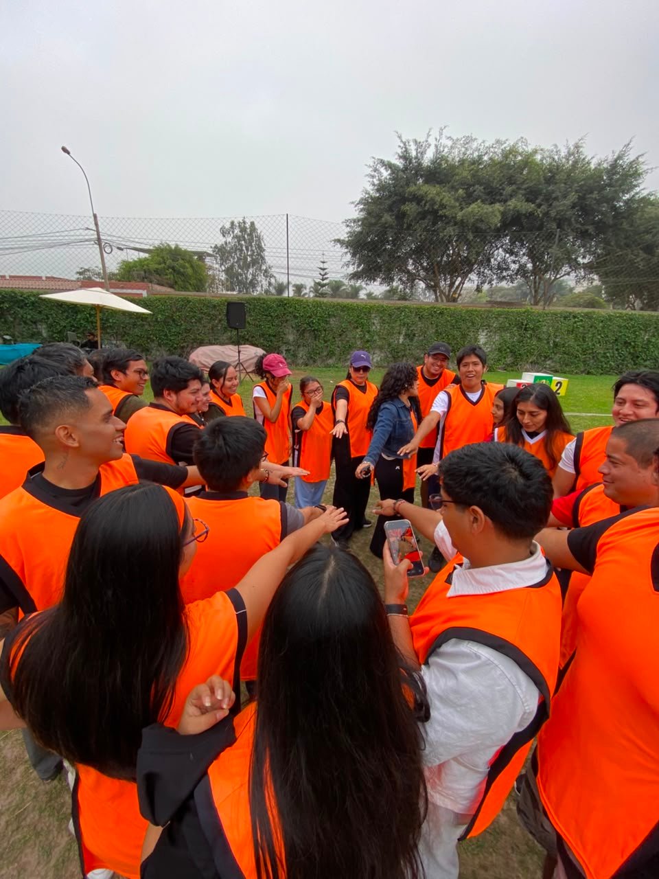Equipo con chalecos naranjas celebrando en una competencia por puntaje de un Full Day en Lima