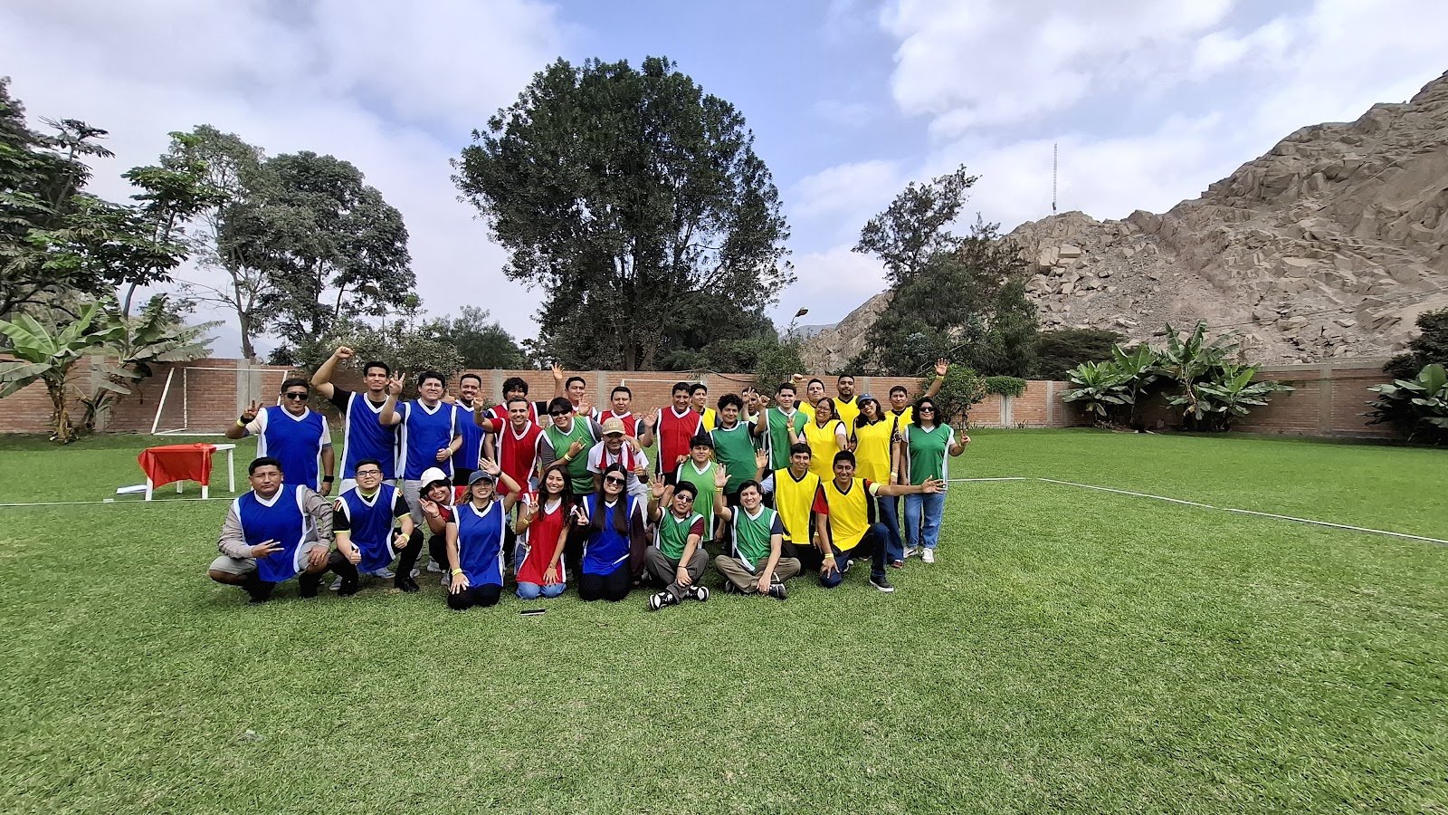 Gran grupo de colaboradores de una empresa en un Full Day corporativo en Cieneguilla, Lima