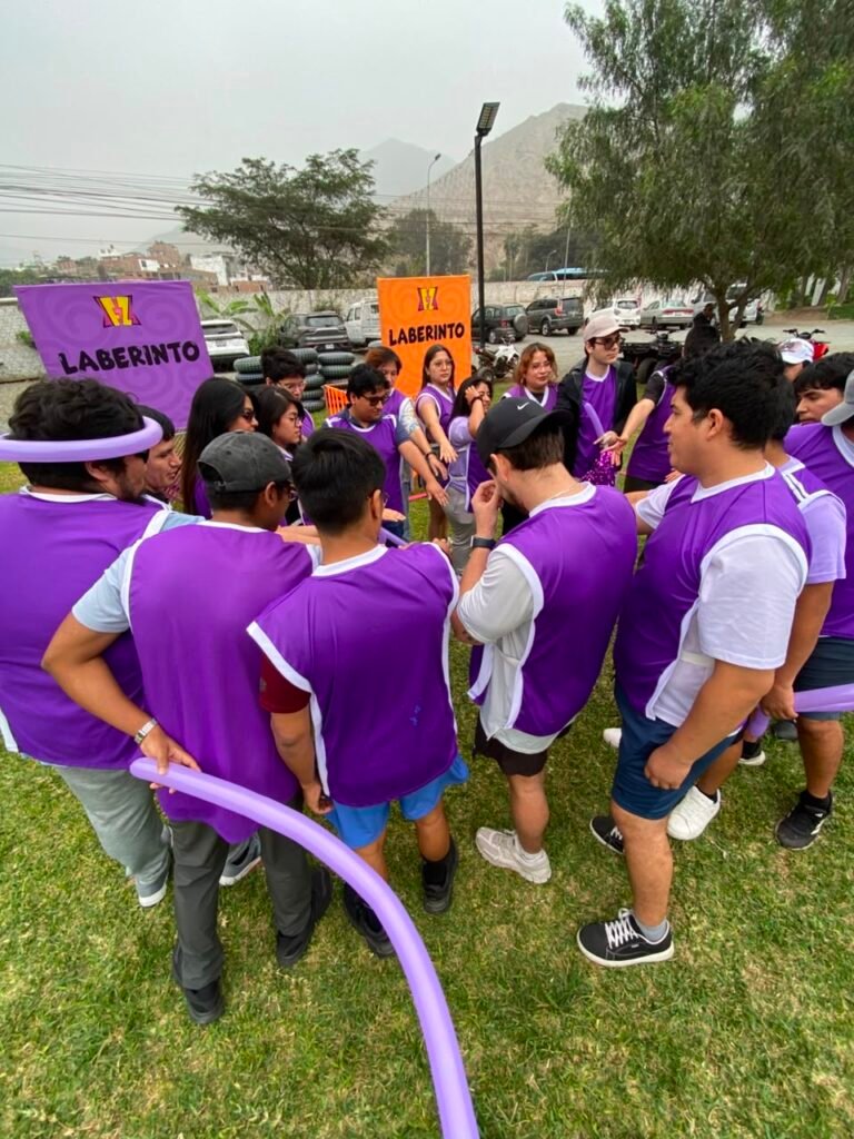 Estacion de juego Laberinto en gymkana corporativa con equipos por colores en Lima