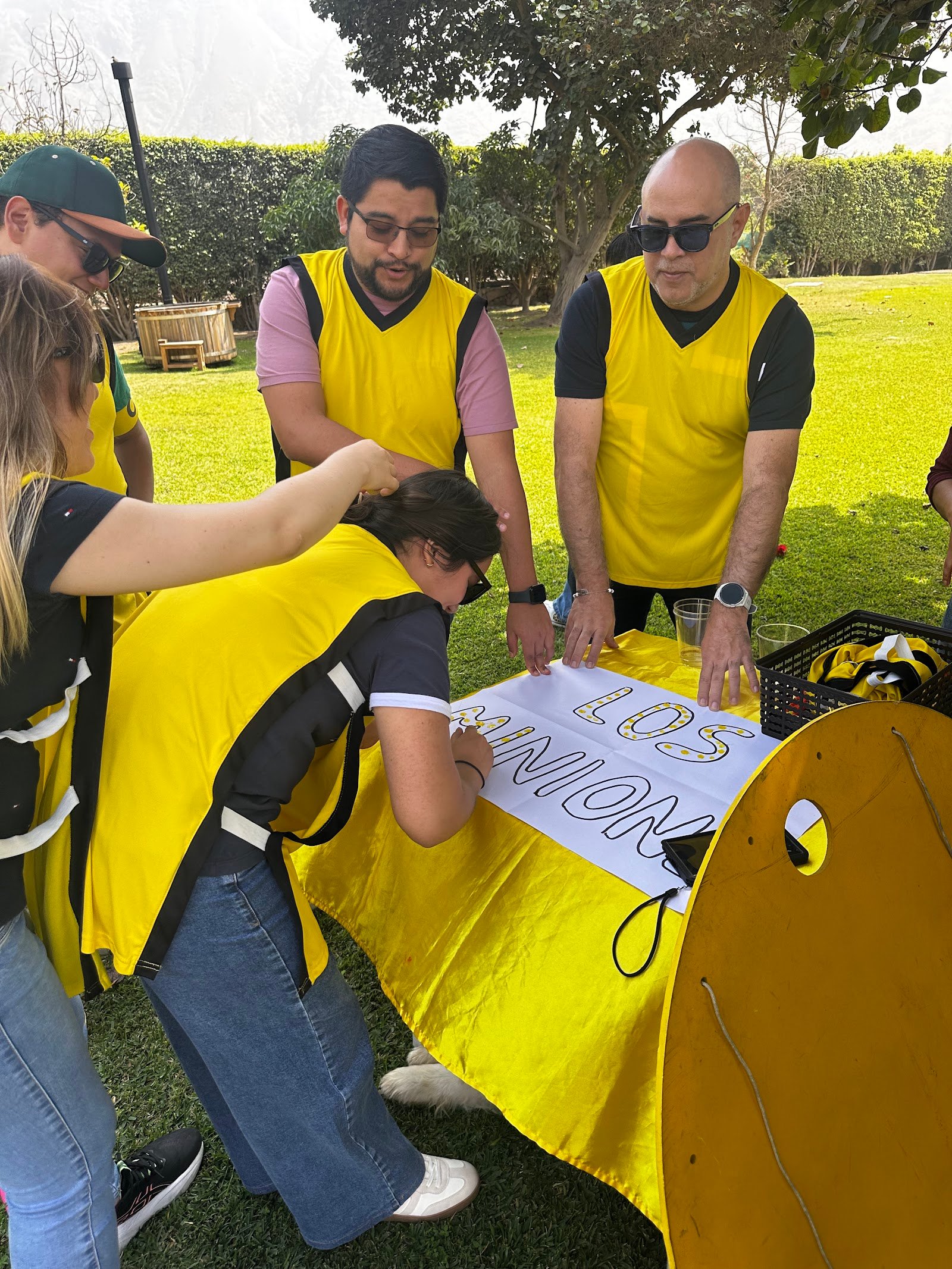 Colaboradores apoyándose en un juego de integración durante un <a href=