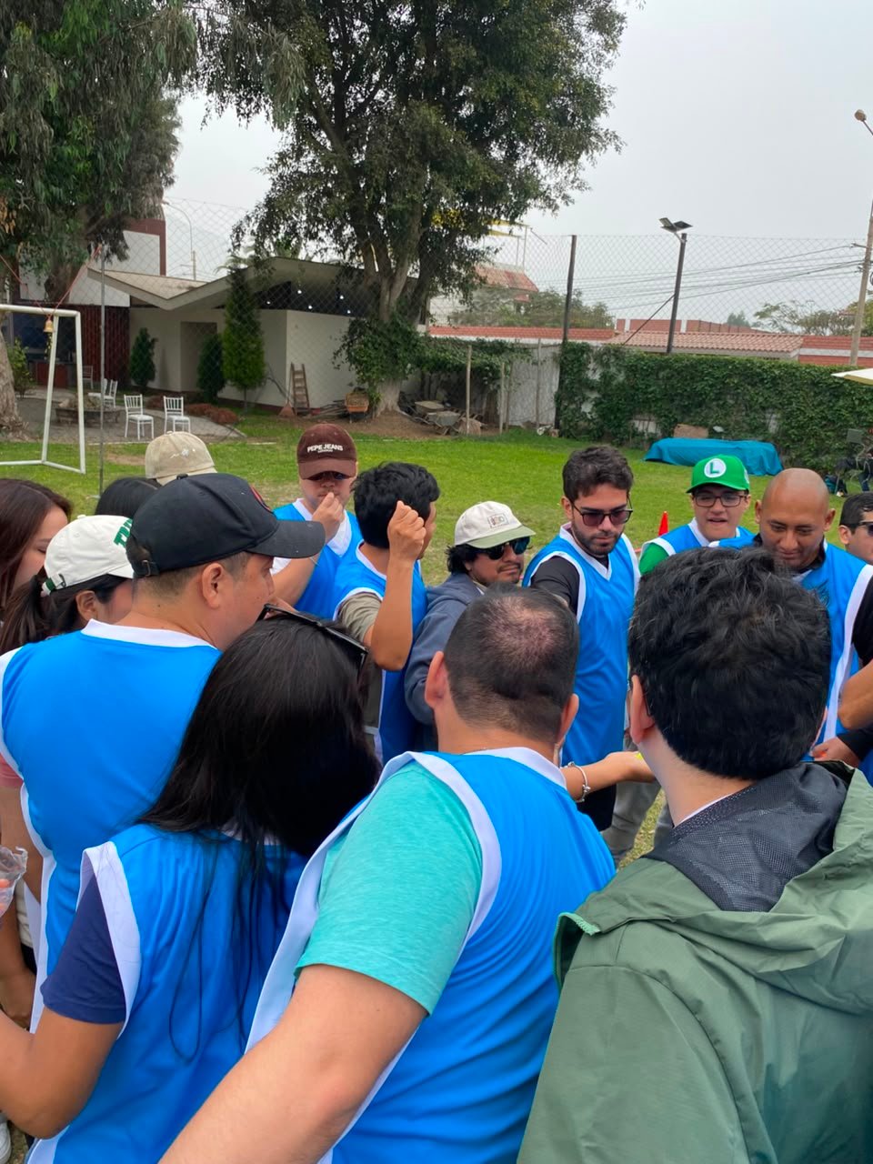Elegir sede para Full Day deportivo Equipo de empresa en huddle durante olimpiadas corporativas en un Full Day deportivo en Lima