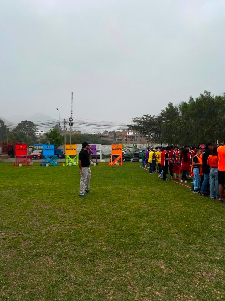 Colaboradores organizados en estaciones durante un Full Day corporativo de gran formato en Lima