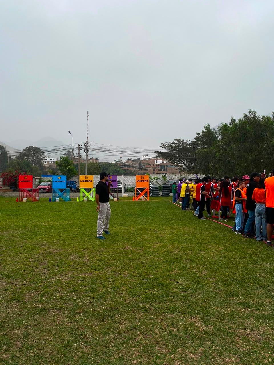 Colaboradores organizados en estaciones durante un Full Day corporativo de gran formato en Lima